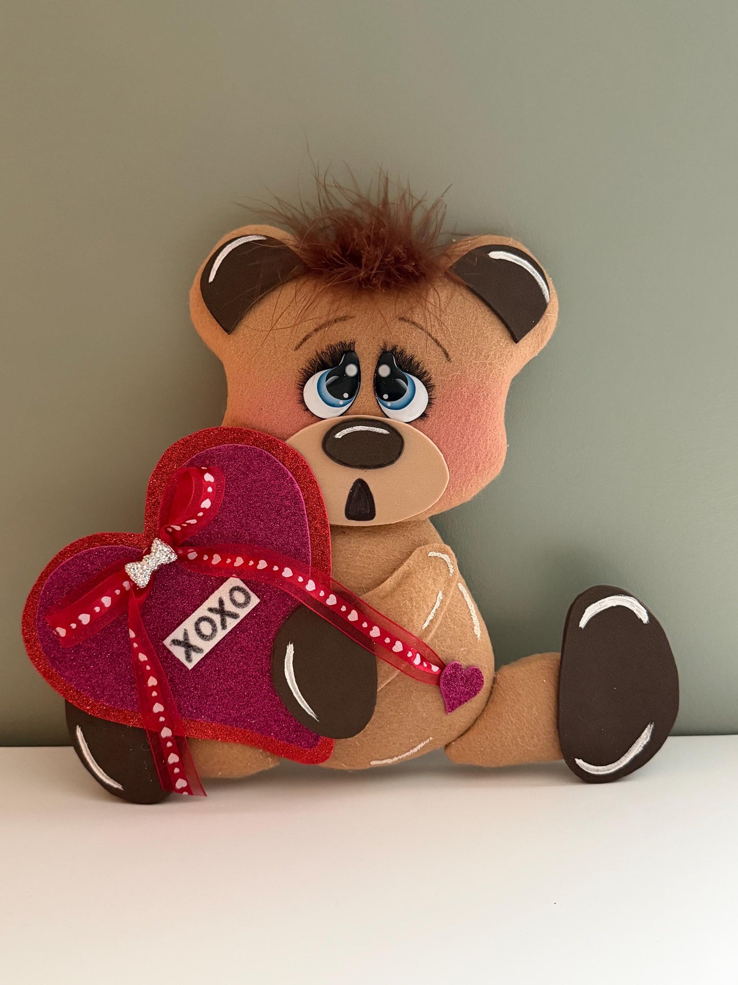 Valentine’s Day Teddy Bear Sign Holding Heart, Cute XOXO Bear Door Hanger, Pink Glitter Heart Bear Decoration, Valentine Wreath Attachment