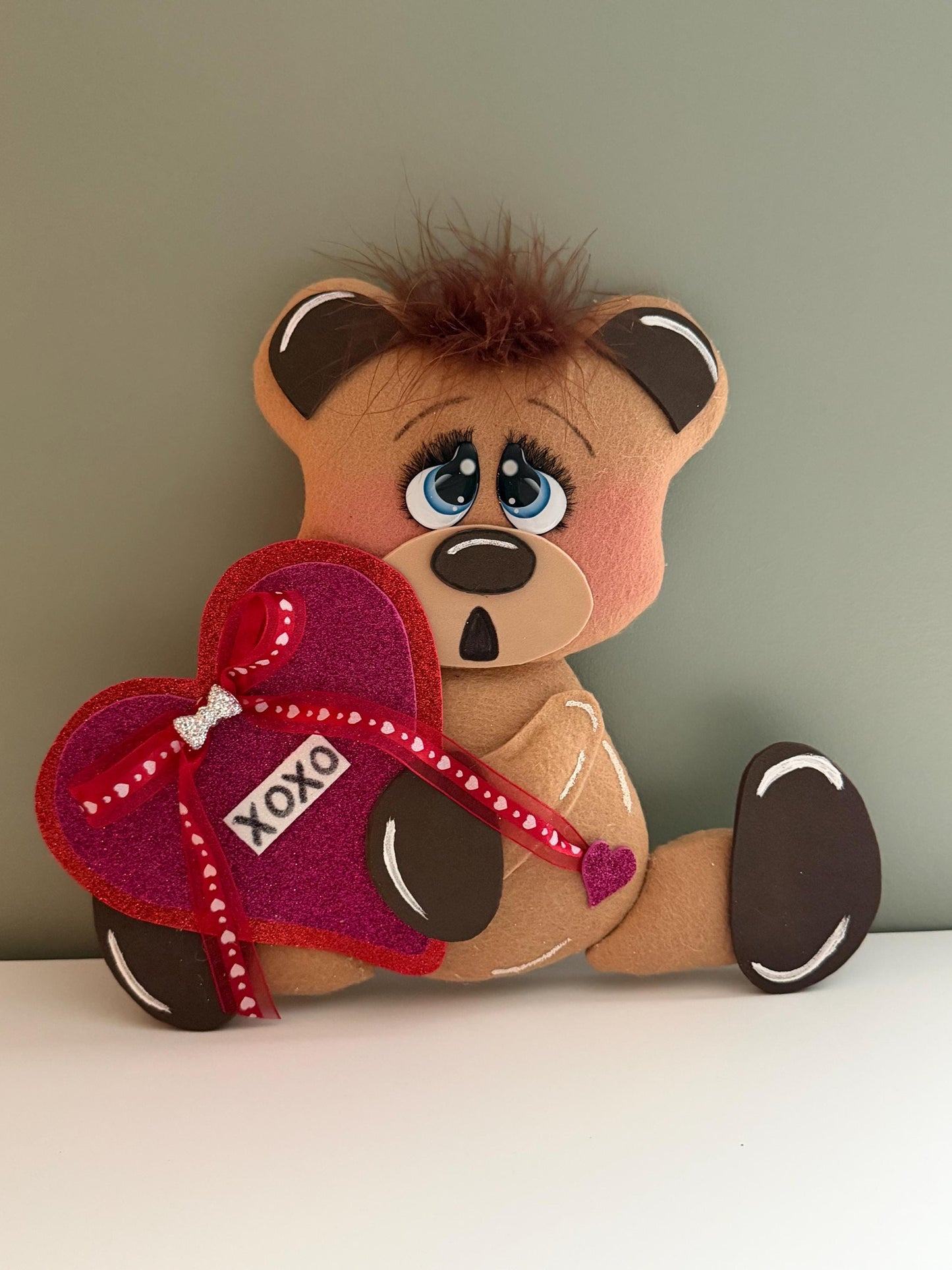 Valentine’s Day Teddy Bear Sign Holding Heart, Cute XOXO Bear Door Hanger, Pink Glitter Heart Bear Decoration, Valentine Wreath Attachment