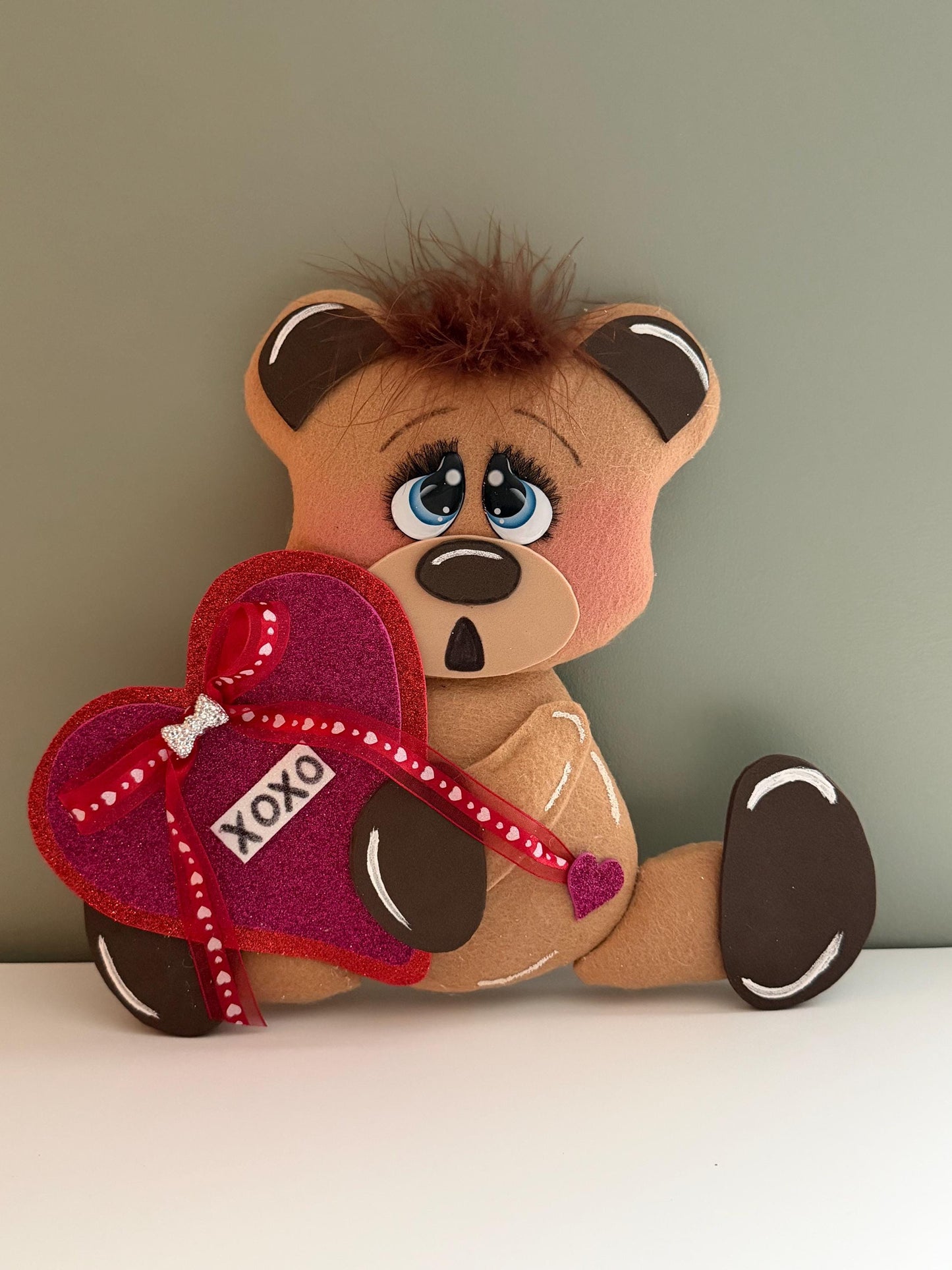 Valentine’s Day Teddy Bear Sign Holding Heart, Cute XOXO Bear Door Hanger, Pink Glitter Heart Bear Decoration, Valentine Wreath Attachment